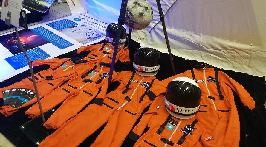 Marsjańskie łaziki, skafandry astronautów, "wybuchowe" eksperymenty