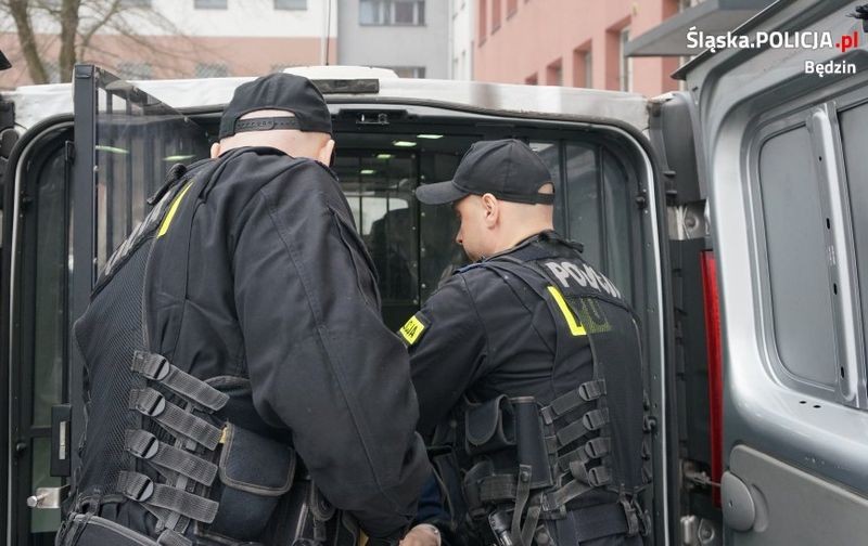 Z Balkonu Zrzucał Cegły... Na Policjantów