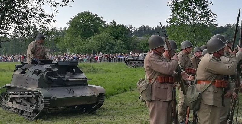 XV Bitwa Wyrska: inscenizacja, przelot samolotu CASA, pokaz sprzętu wojskowego