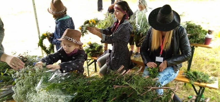 Plecenie wianków, wielkie ognisko i koncerty