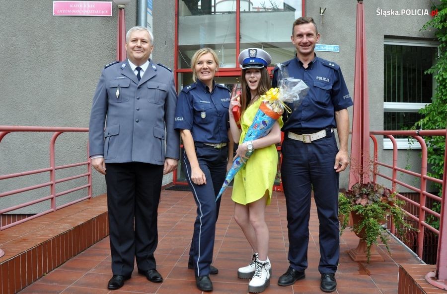 Powitanie szkoły z Roksaną Węgiel i policjantami