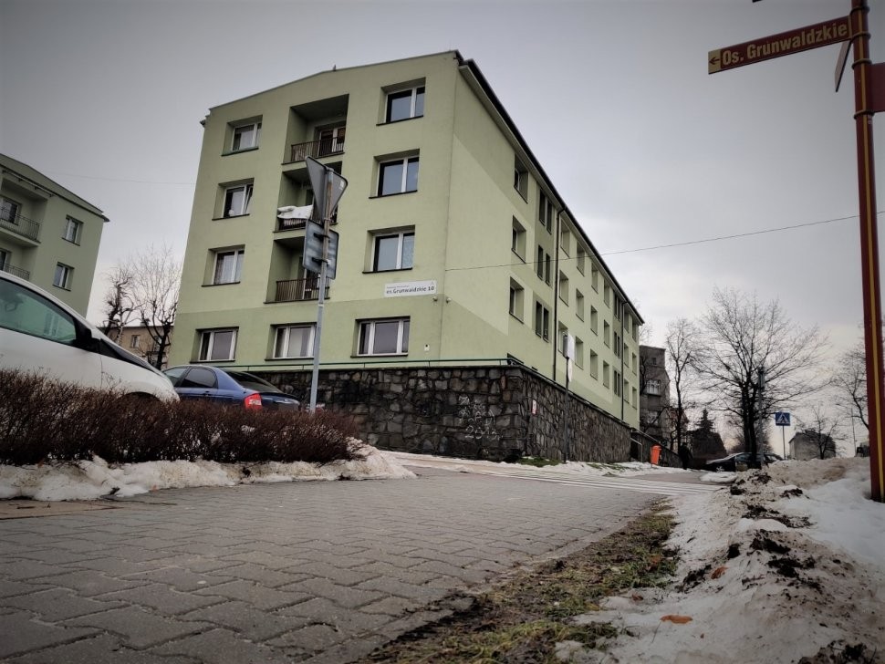 Mikołów: 3 promile, bez prawa jazdy i demolka samochodów na parkingu!