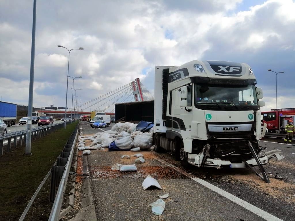 Autostrada A4 na Wrocław zablokowana po wypadku ciężarówek! [ZDJĘCIA]