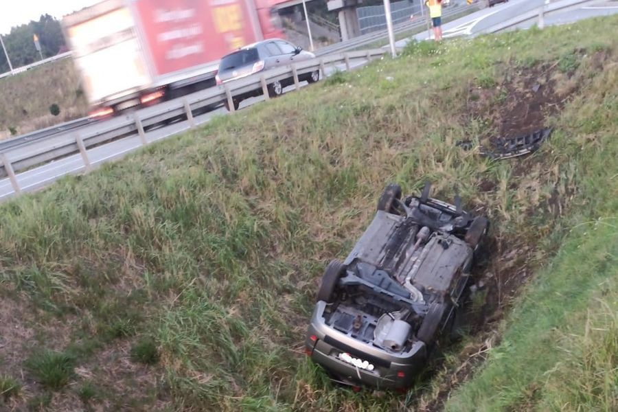 Zasnął Za Kierownicą I Dachował W Rowie