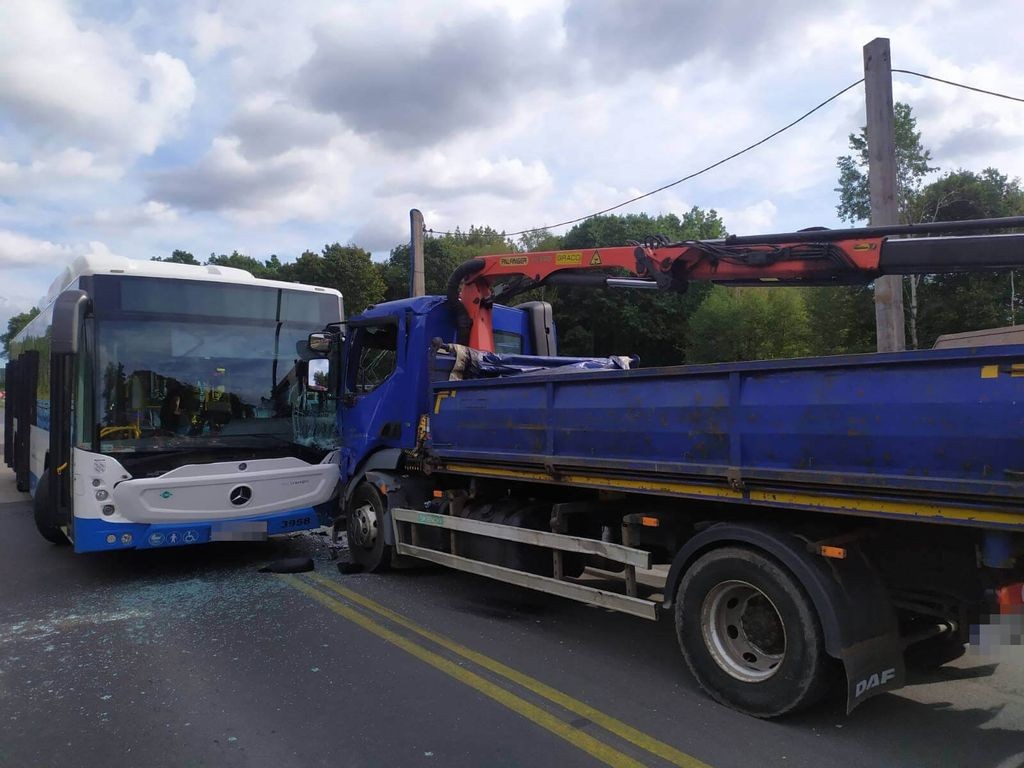Zderzenie Miejskiego Autobusu Z Ciężarówką. Aktualizacja