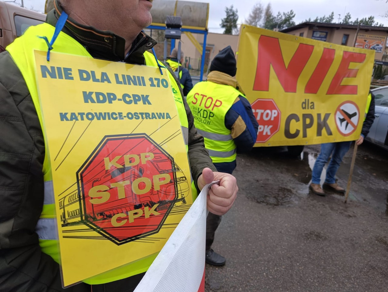 "NIE dla rozboju, tak dla rozwoju!" Przez Mikołów przeszedł marsz anty-CPK [ZDJĘCIA]