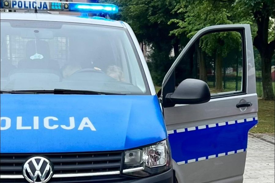 Długimi światłami ostrzegała przed policją... policję