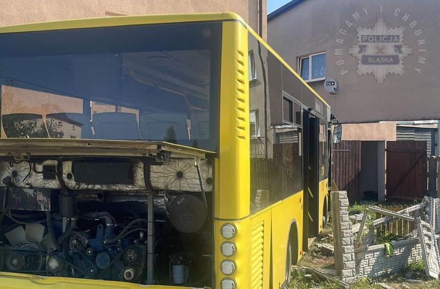 Autobus Wjechał W Dom