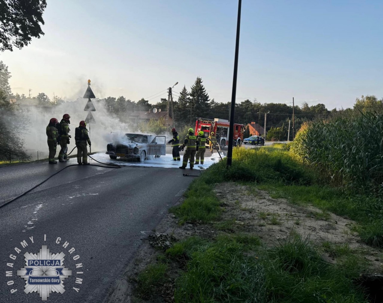 Zabytkowy Mercedes spłonął na drodze!