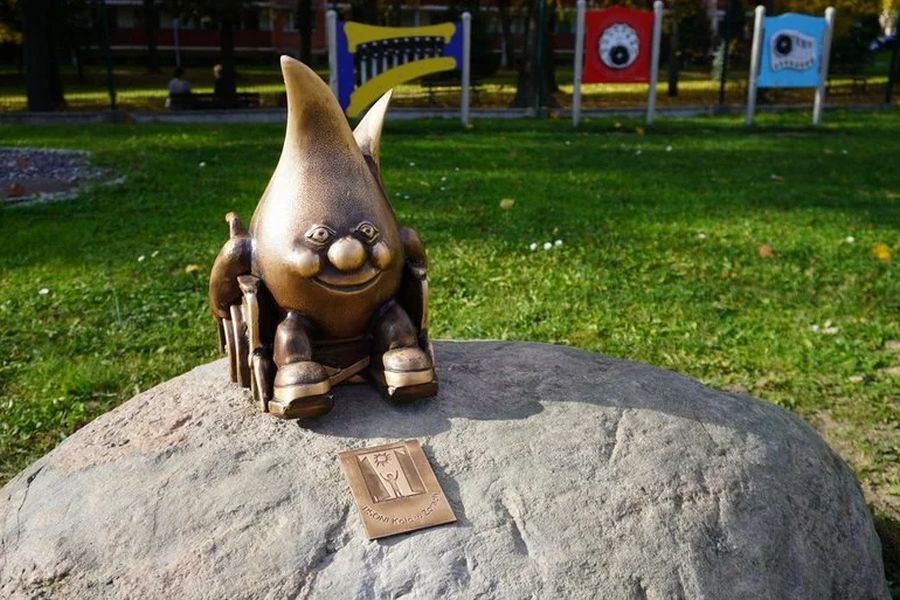 Kolejna figurka zdobi miasto