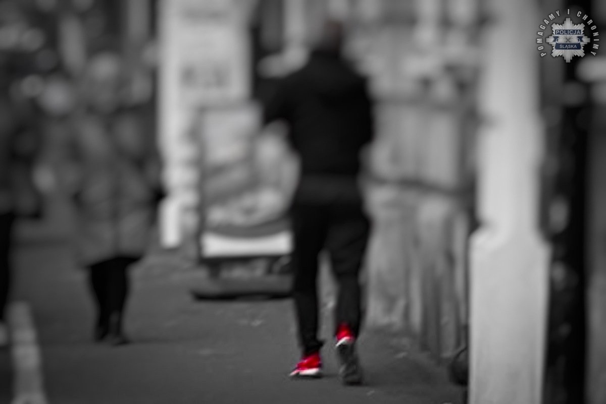 Miał czerwone buty. Zatrzymała go policjantka na wolnym
