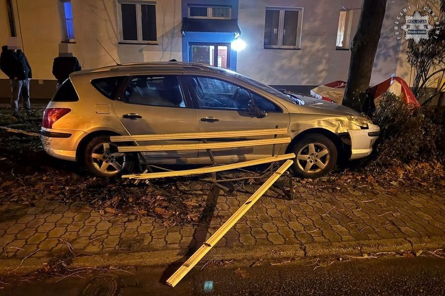 Pijana wjechała w drzewo - wcześniej uszkodziła kilka aut