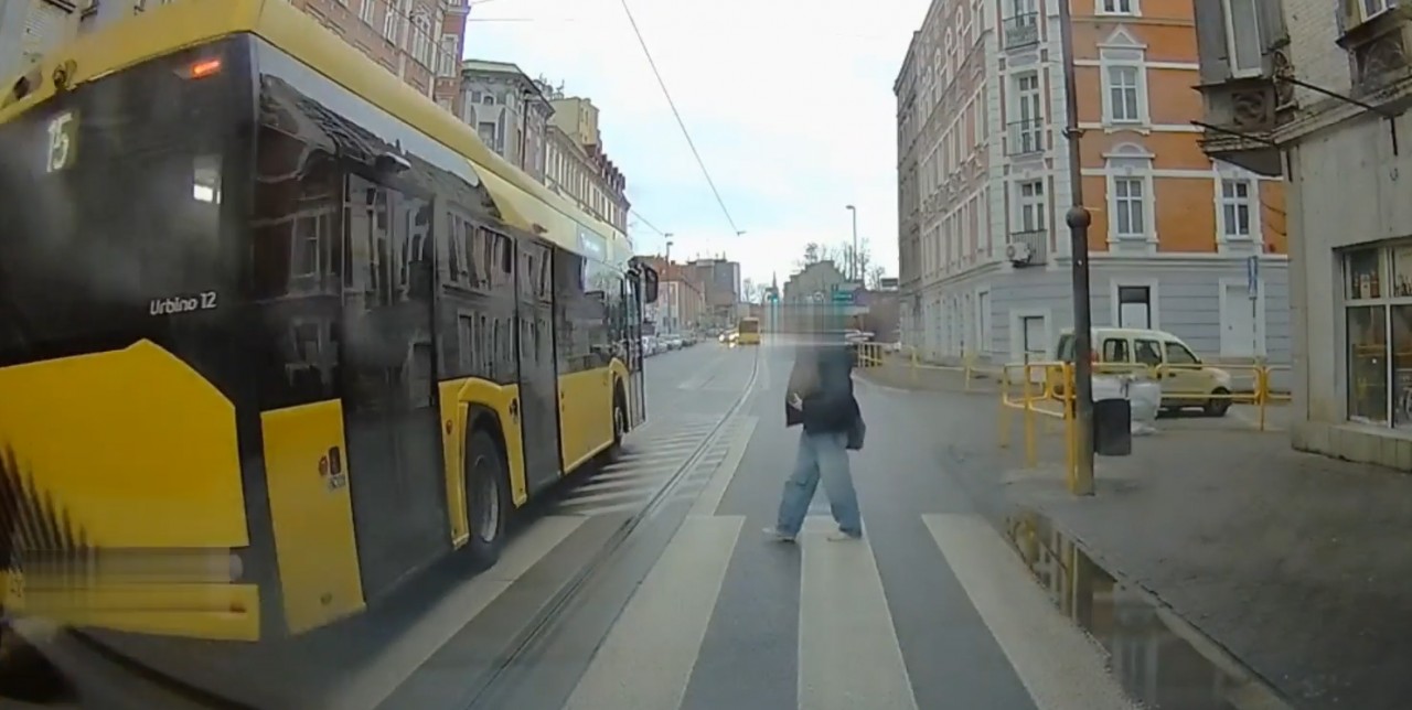 Koszmar Na Przejściu Dla Pieszych! W Zabrzu Mogło Dojść Do Tragedii! [Wideo]