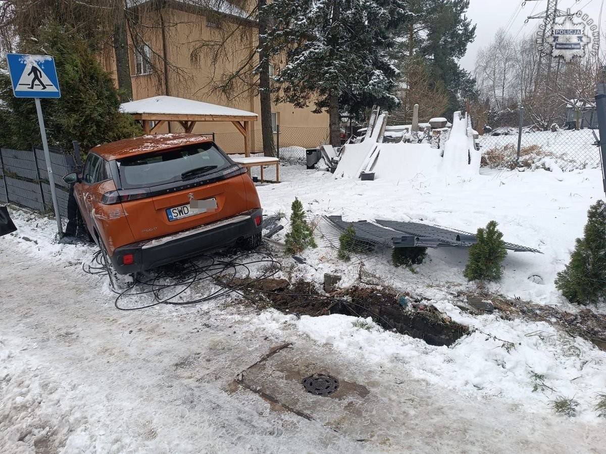 "parkowanie" Na Podwójnym Gazie Skończyła Na Ogrodzeniu [Foto]