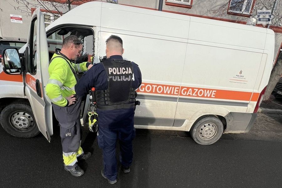 Gliwice: gaz ulatniał się w kamienicy - lokatorkę uratowali policjanci 