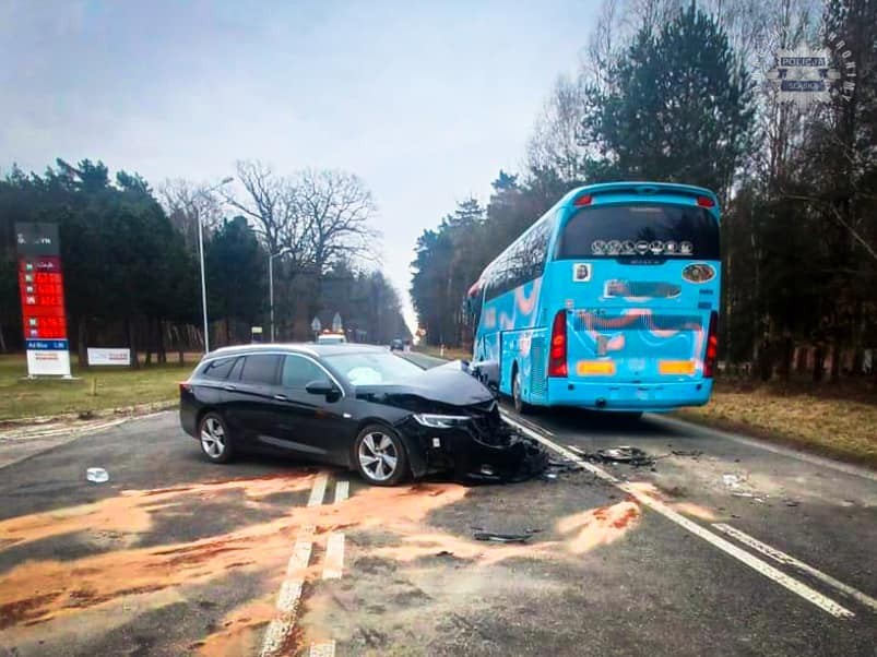 Autobus zderzył się z osobówką! Groźny wypadek w śląskiem