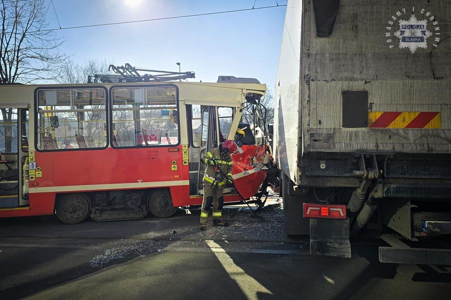 Zderzenie Ciężarówki Z Tramwajem W Świętochłowicach - Są Poszkodowani