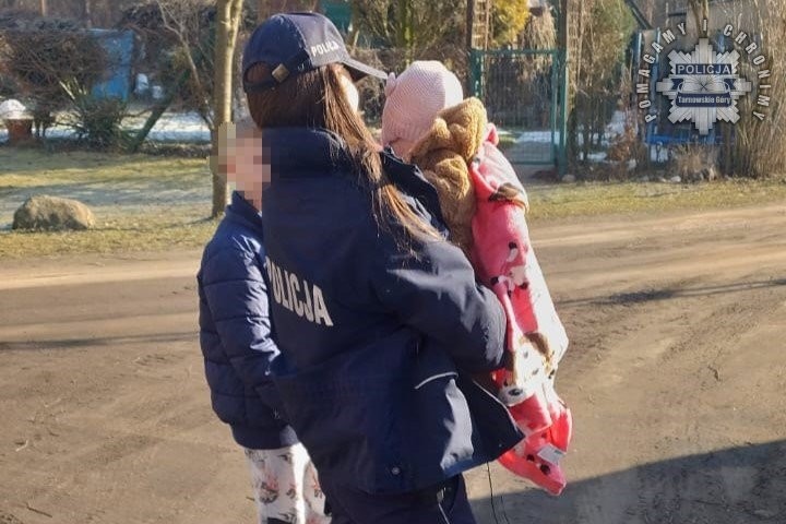 Policjanci Jak Strażacy. Pomogli Przy Ewakuacji Z Pożaru