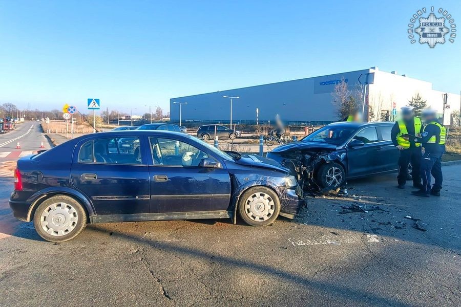 Uciekał Przed Policją I Uderzył W Auto Wiozące 4-Osobową Rodzinę
