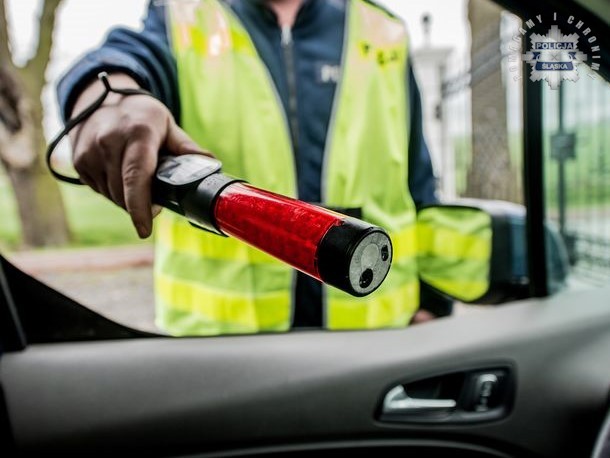 Piła alkohol w czasie jazdy. Wszystkiemu przyglądał się policjant