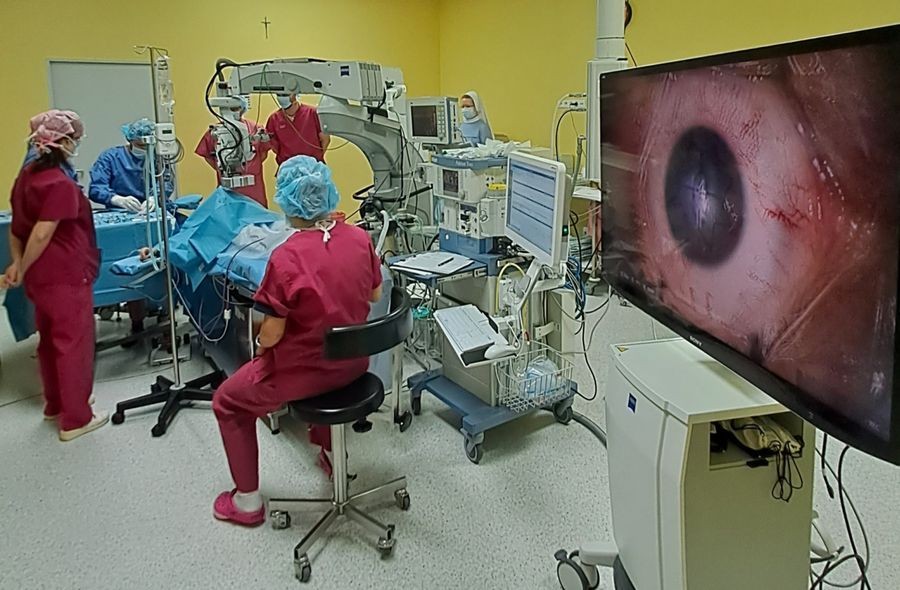 Sukces okulistów z Katowic: pierwsza taka operacja na świecie 