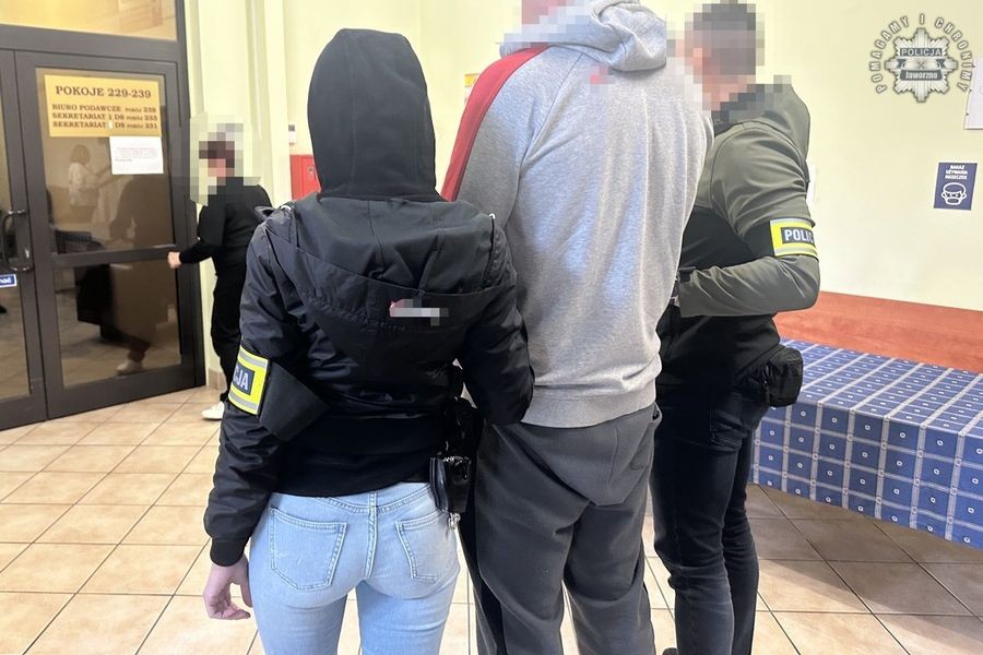 Atak na boisku szkolnym! Pobił kobietę, zdarł z niej ubranie i nagrywał