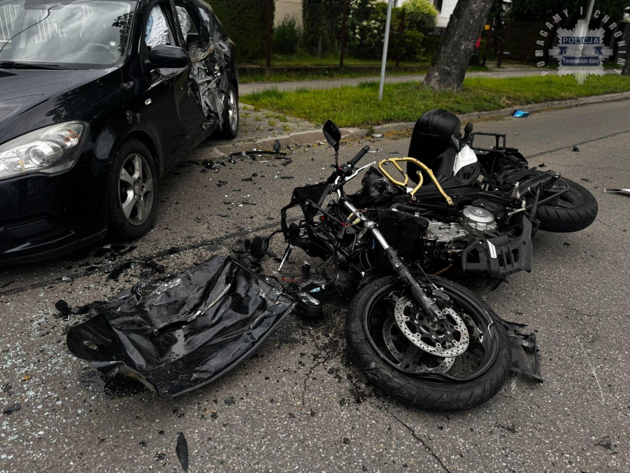 Motocyklista Wbił Się W Samochód! Koszmarny Wypadek W Tarnowskich Górach [Zdjęcia]