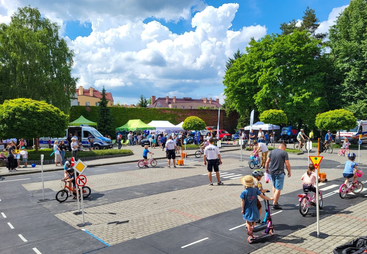 Piknik "bezpieczny Powiat" 2025 W Pszczynie: Symulatory, Służby I Koncert Niespodzianka