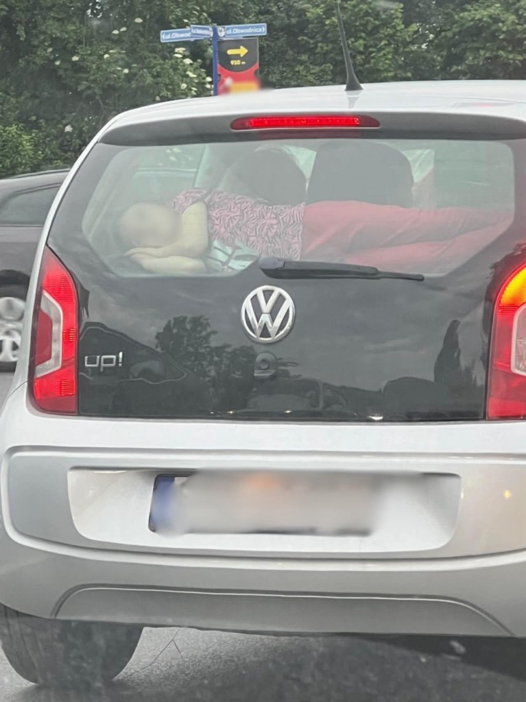 Policja Pyta O Szokujące Zdjęcie Dziecka W Bagażniku: Kto Jechał Samochodem? [Foto]