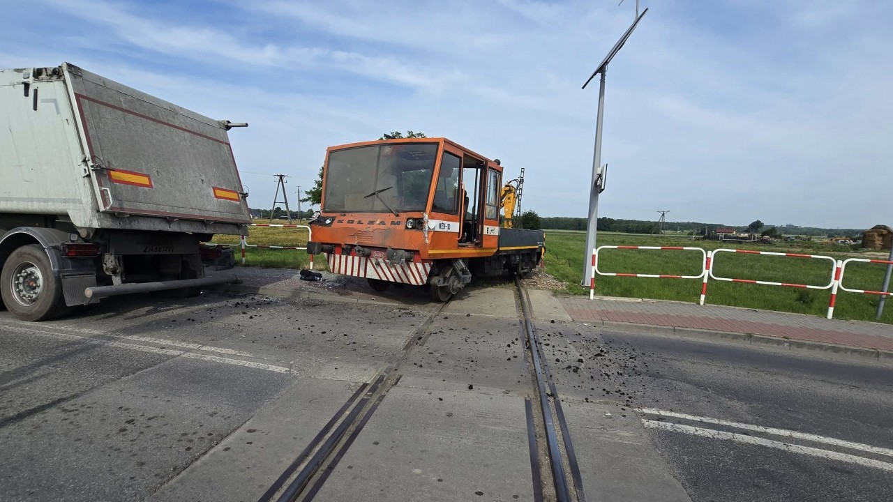 Wypadek na torach. Drezyna uderzyła w ciężarówkę