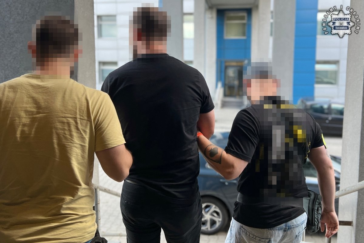 Wyskakiwali z aut i bili przechodniów. Policja złapała kiboli GKS Katowice