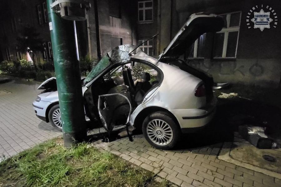 Samochód Rozbił Się O Słup - Dwoje Nastolatków W Szpitalu