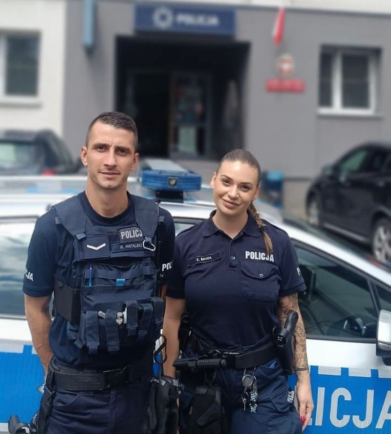 Bohaterska akcja siemianowickich policjantów. Uratowali dwie kobiety z pożaru