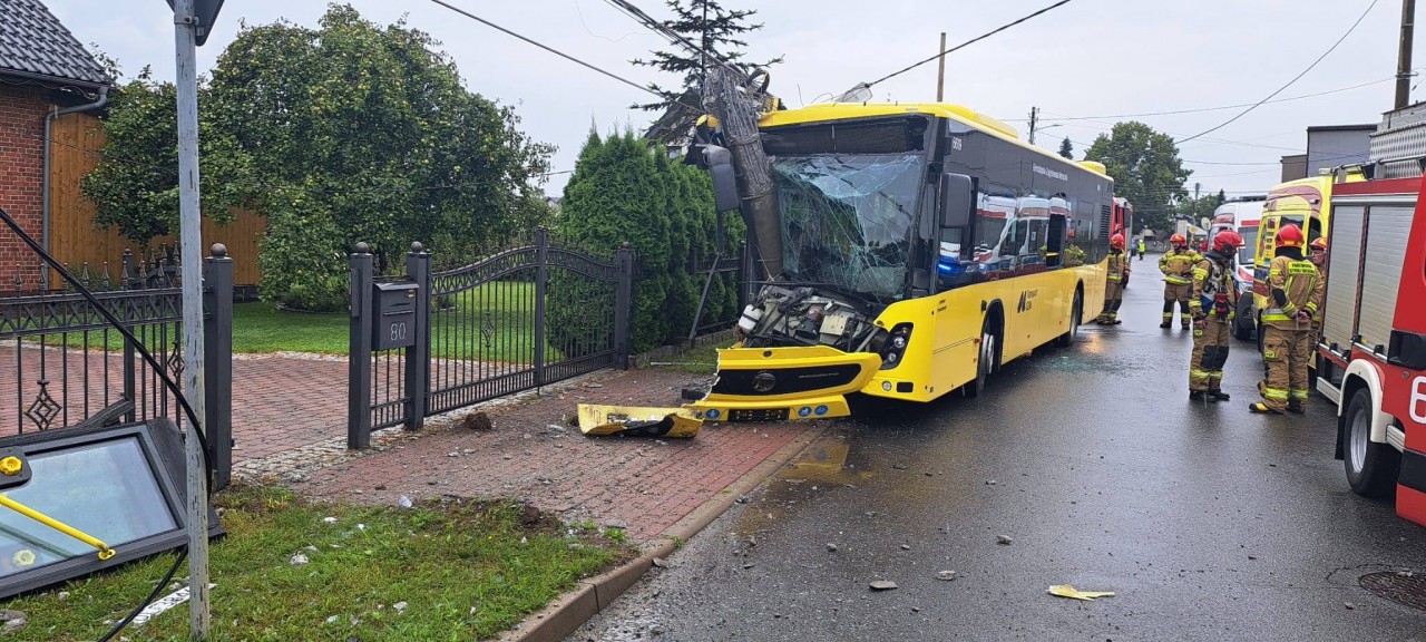 Autobus Miejski Wjechał W Słup! Są Ranni