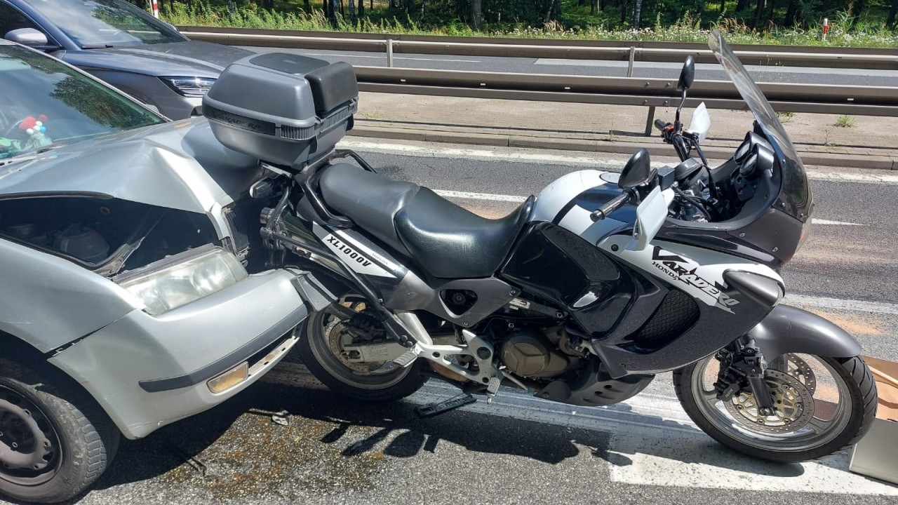 Wypadek Na Dk 1 Kobiórze. Samochód "zaparkował" W Motocyklu. Są Ranni! [Zdjęcia]
