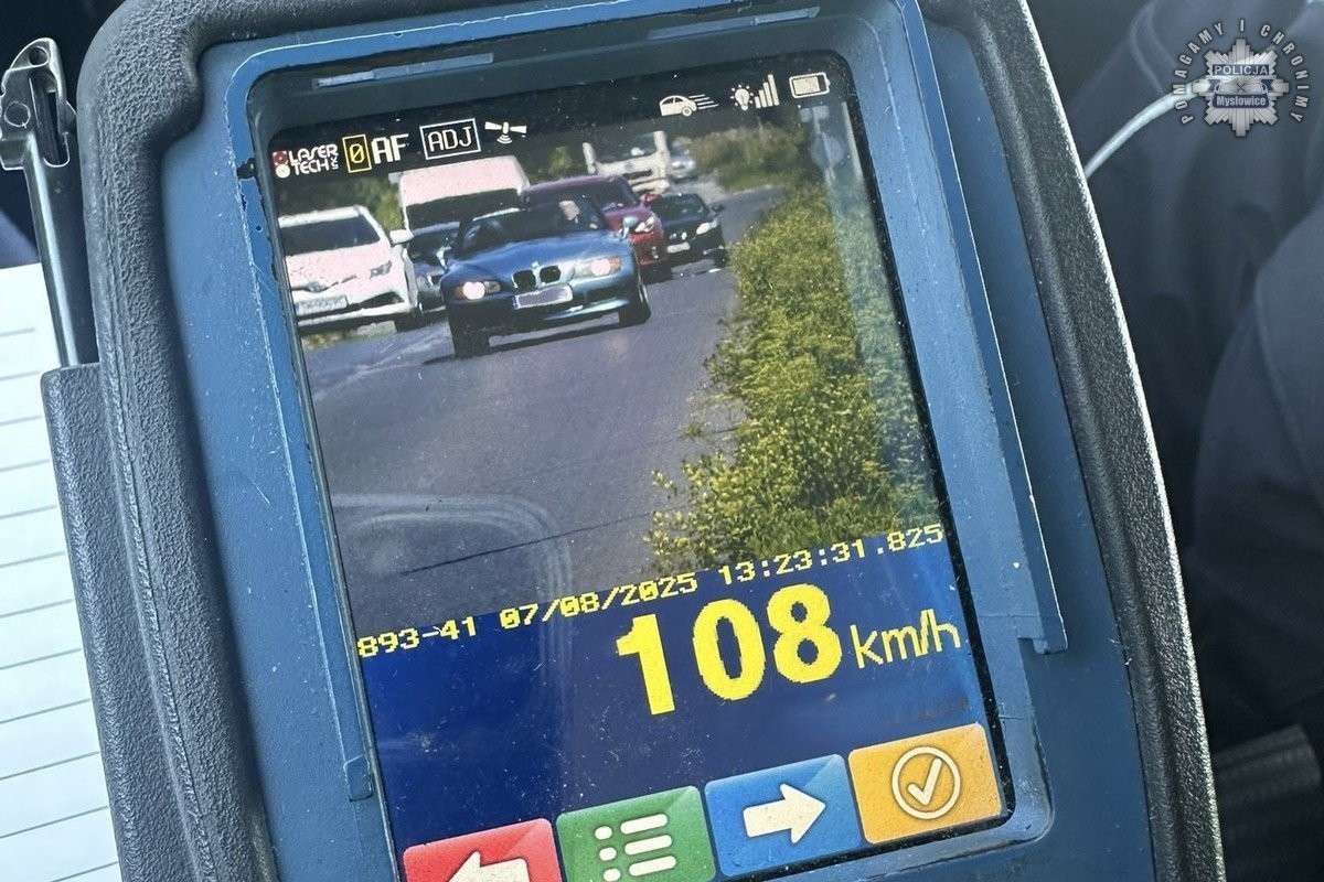 Otworzył dach w BMW i zaczął wyprzedzać. Skończył bez prawka...