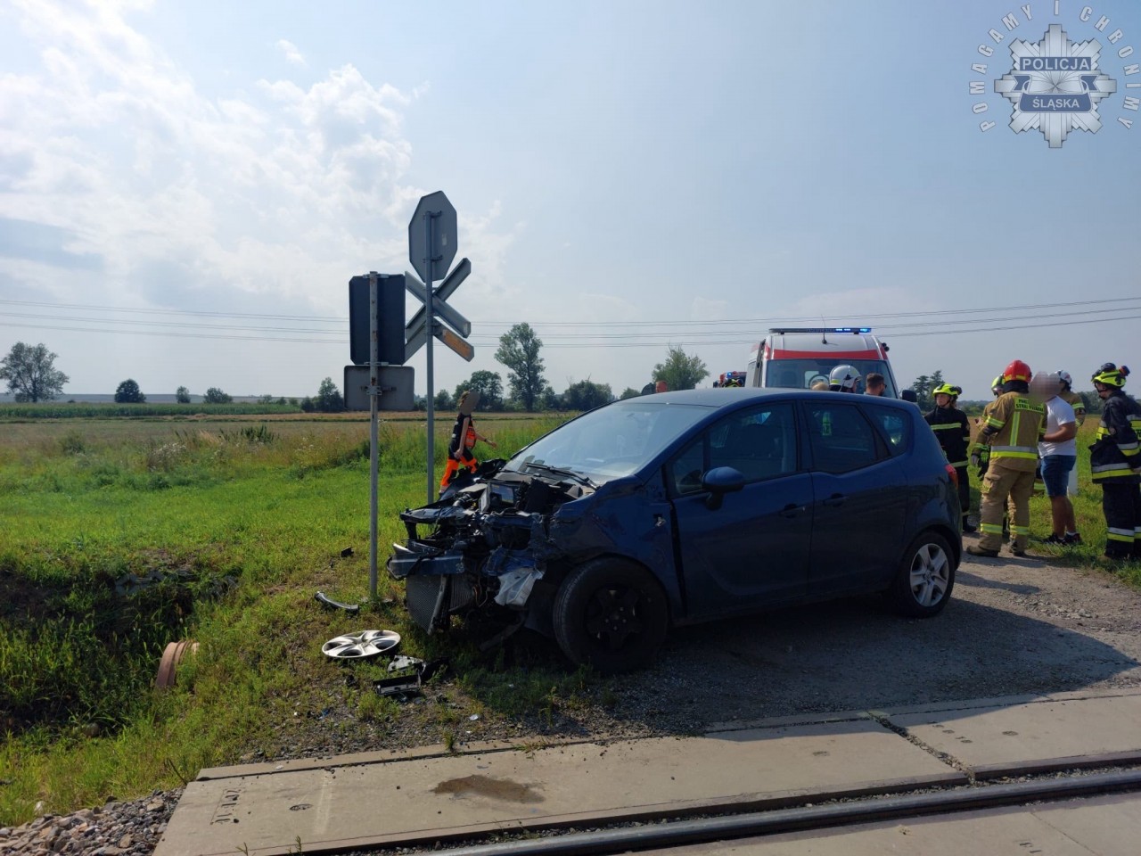 Urwało pół samochodu! Groźny wypadek na przejeździe kolejowym!
