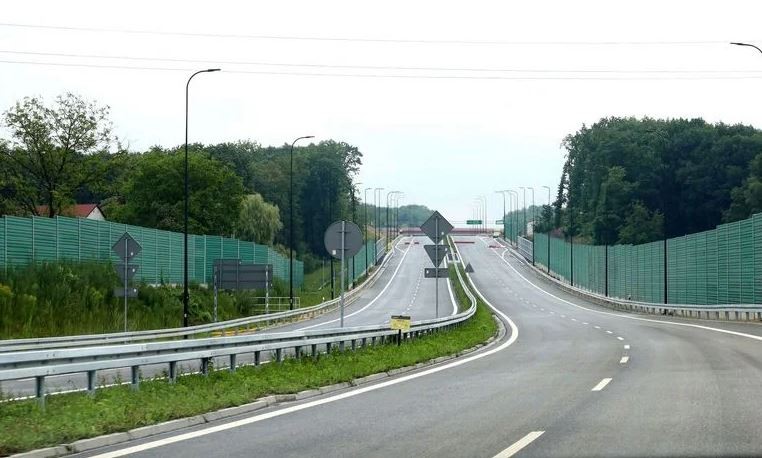 Dwupasmowa Droga Gotowa, Ale Przejazd Jest Zabroniony 