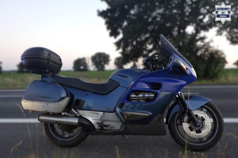 Jechał Motocyklem I Pociągał Z Butelki. Był Tak Pijany, Że Pomylił Drogę