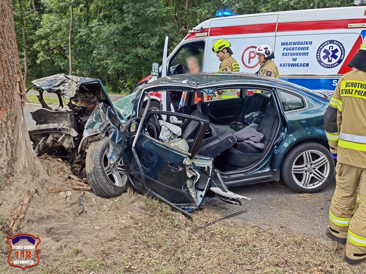 Passat kompletnie zmiażdżony na drzewie! [ZDJĘCIA] Koszmarny wypadek w Lędzinach