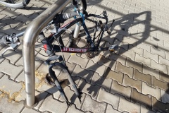 Porzucone-i-zekompletowane-rowery-na-parkingu-w-Tychach