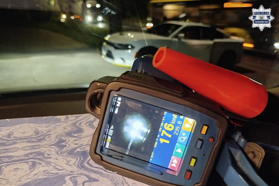 Nakło Śląskie: jechał 176 km/h w terenie zabudowanym. Recydywista stanie przed sądem. Fot. Policja