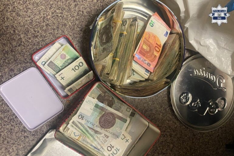 Ponad 2 kilogramy marihuany i przeszło 80 tysięcy złotych zabezpieczyli żorscy kryminalni