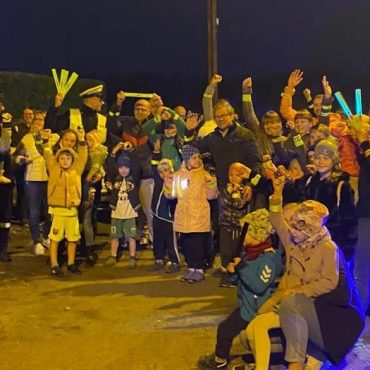 Zimą widoczność pieszych drastycznie spada, a czasem wystarczy niewielki odblask, by zapobiec tragedii. Dlatego tyska drogówka, wspólnie z Radiem Express FM, przypomina o tym, że bezpieczeństwo zaczyna się od bycia widocznym.