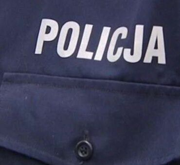W mieszkaniu w Knurowie znaleziono ciało 80-letniej kobiety z obrażeniami. 82-letni mężczyzna również miał rany i został przewieziony do szpitala,. W związku z tym zdarzeniem Do sprawy policjanci zatrzymali 52-letnią kobietę spokrewnioną z pokrzywdzonymi. Na miejscu pracują funkcjonariusze pod nadzorem prokuratora.
