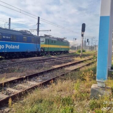 Akcja strażaków w Imielinie. Maszynista pociągu towarowego zgłosił zadymienie w kabinie.