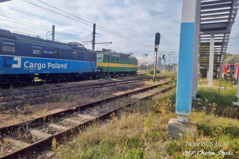 Akcja strażaków w Imielinie. Maszynista pociągu towarowego zgłosił zadymienie w kabinie.