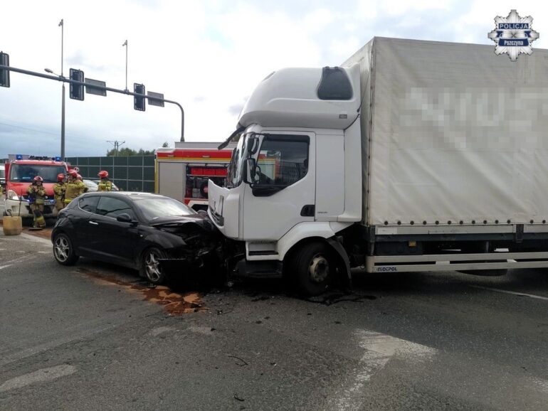 Wypadek w Pszczynie na DK-1. Kobieta trafiła do szpitala. Fot KPP Pszczyna