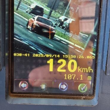 Na zdjęciu widać samochód, który porusza się w momencie pomiaru z prędkością 120 km/h. Fot. KMP Żory