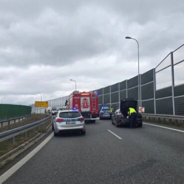 Tragiczny wypadek na węźle autostradowym Sośnica w Gliwicach. Zginęła 18-letnia pasażerka motocykla, a 19-letni kierowca został zabrany do szpitala śmigłowcem LPR.